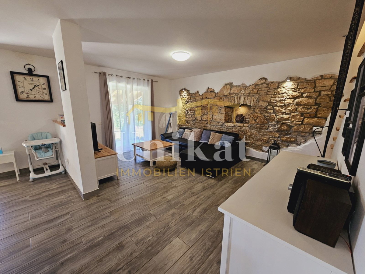 Posest z obnovljeno kamnito hišo, vrtom in bazenom